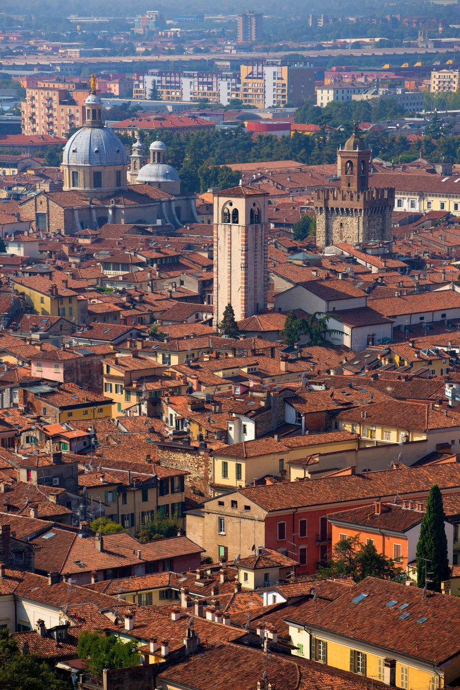 Il centro storico di Brescia con il Duomo e la Torre del Pegol